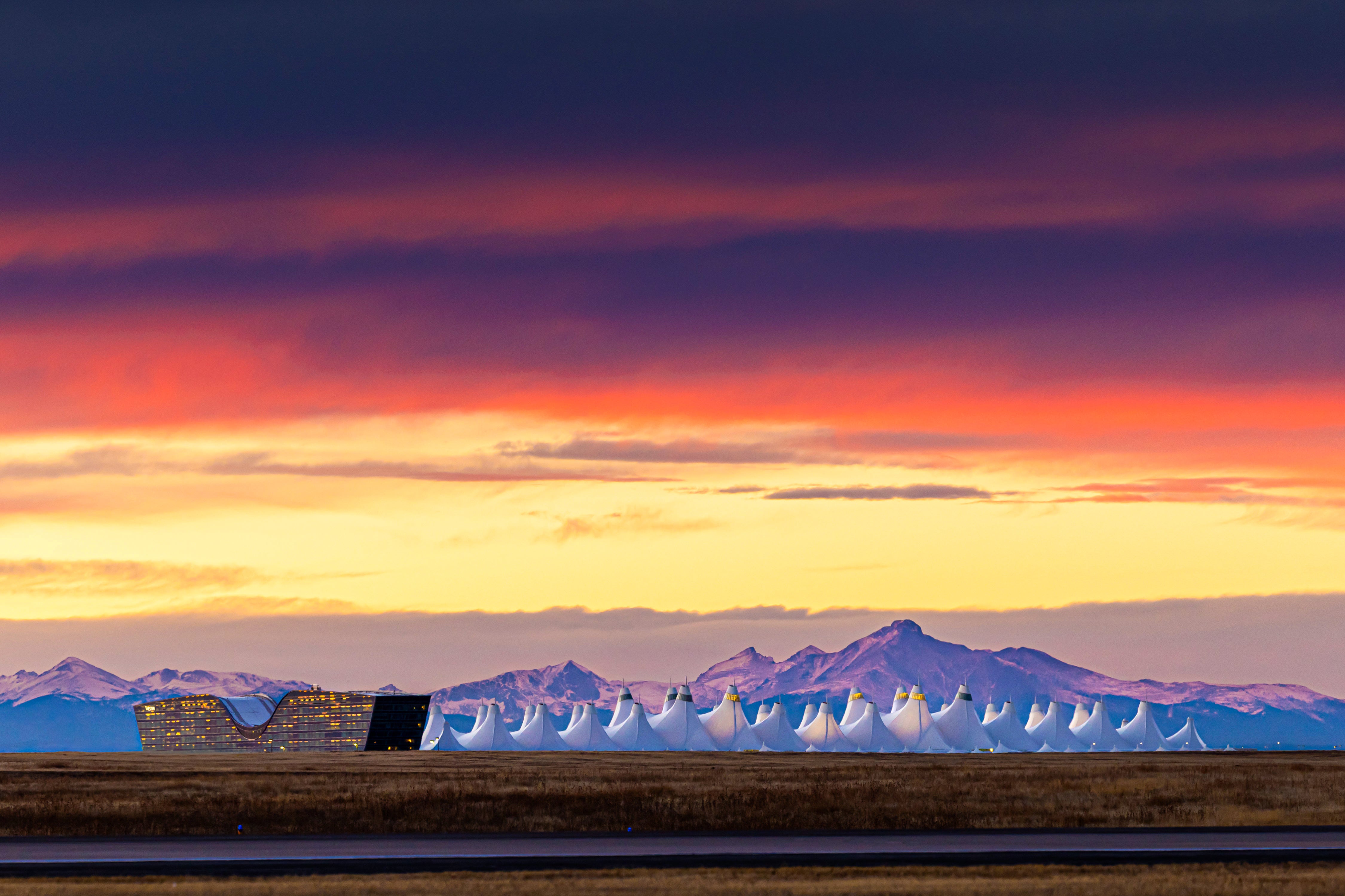 El aeropuerto incluso creó un sitio web, The DEN Files, un juego de palabras con el programa de televisión “Los expedientes secretos X”, que documenta sus teorías conspirativas favoritas.