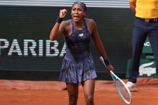 Roland Garros: Coco Gauff sufre con su saque, pero avanza. Victorias de Sinner y Fonseca