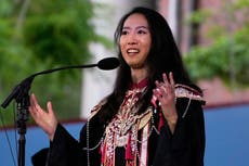 Graduados de Harvard aplauden a oradores que instan a la universidad a mantenerse firme