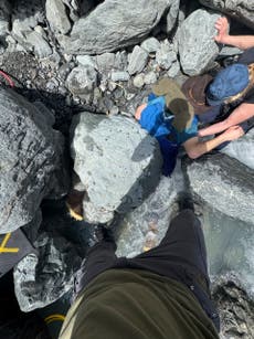 Un hombre en Alaska queda atrapado por una roca de 317 kilos en un arroyo durante tres horas