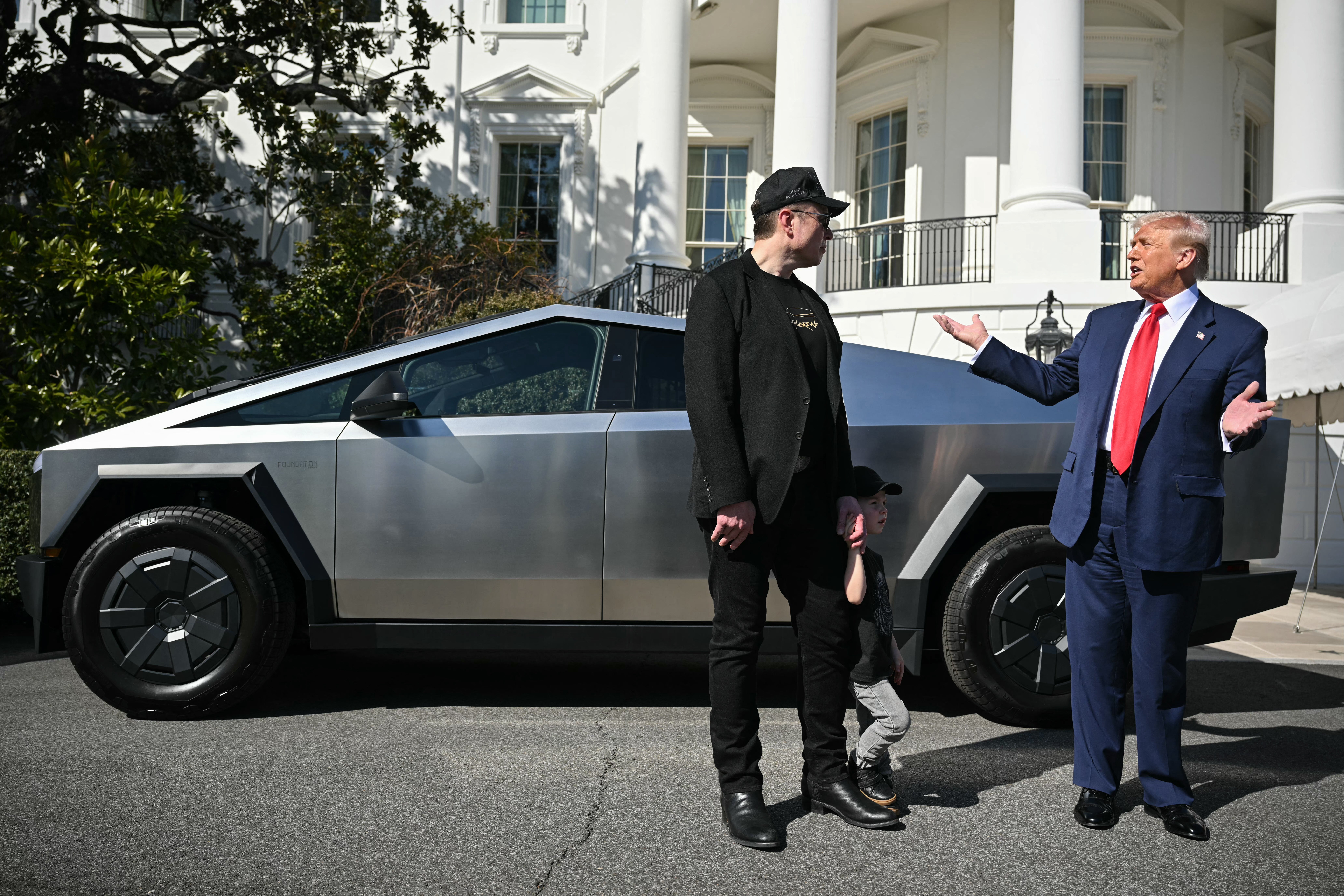 Musk y Trump presentaron los Cybertrucks de Tesla en la Casa Blanca el 11 de marzo de 2025