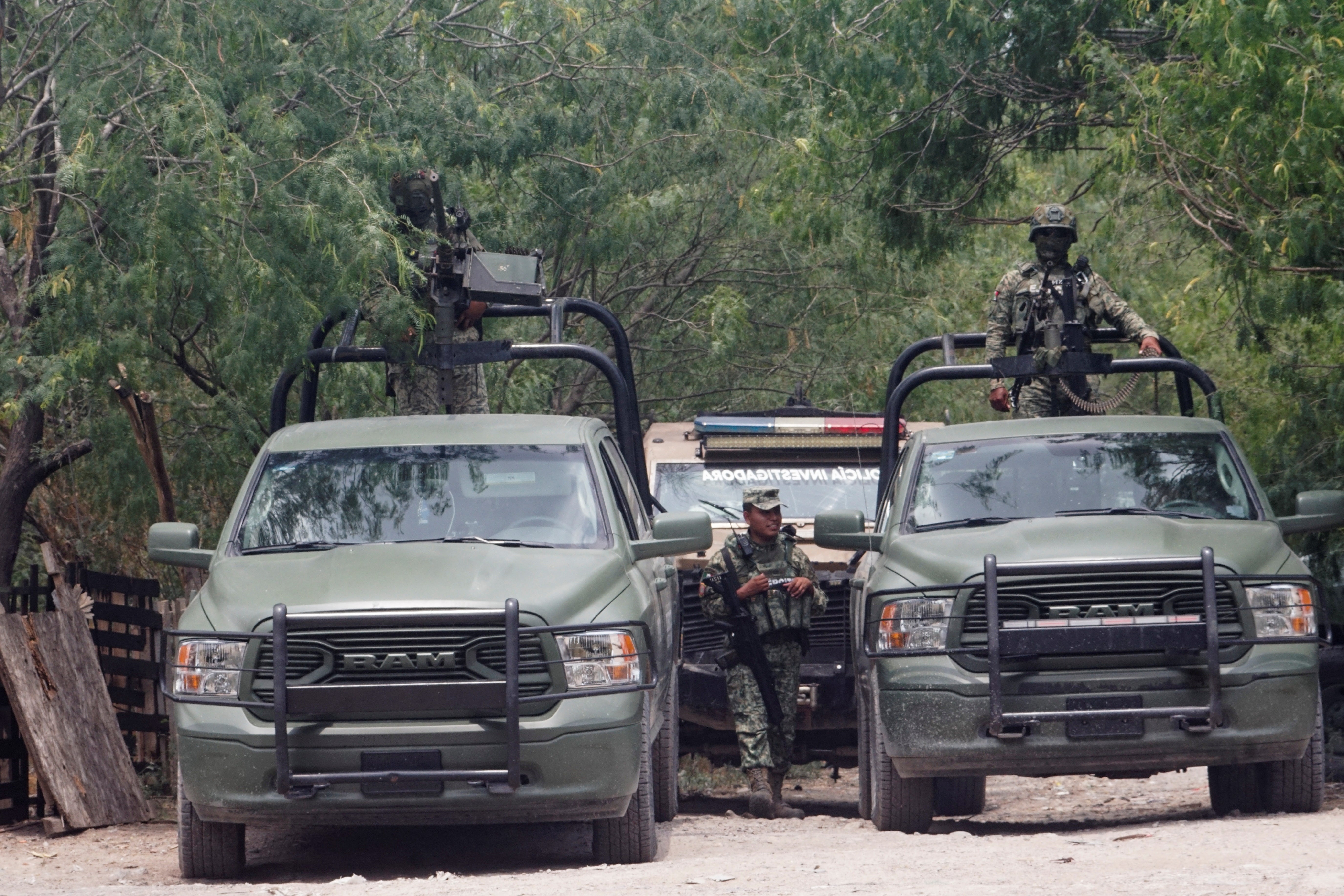 Miembros del Ejército mexicano montan guardia en el lugar donde, según las autoridades mexicanas, fueron hallados muertos los integrantes del grupo musical Grupo Fugitivo, en Reynosa, México