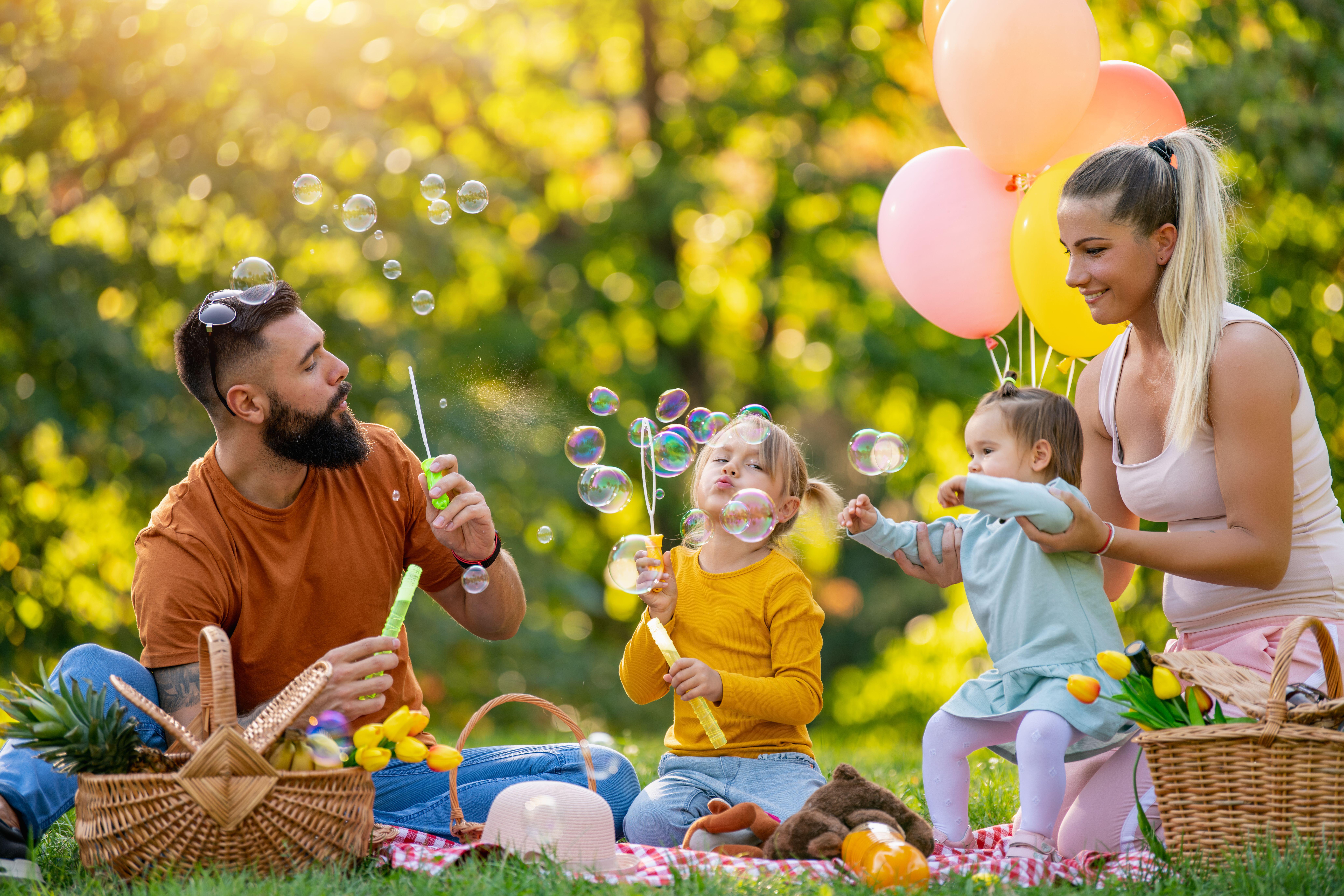 Familia feliz en el parque (Alamy/PA)