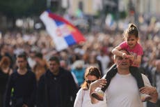Marchan miles en Serbia para exigir elecciones anticipadas tras meses de protestas