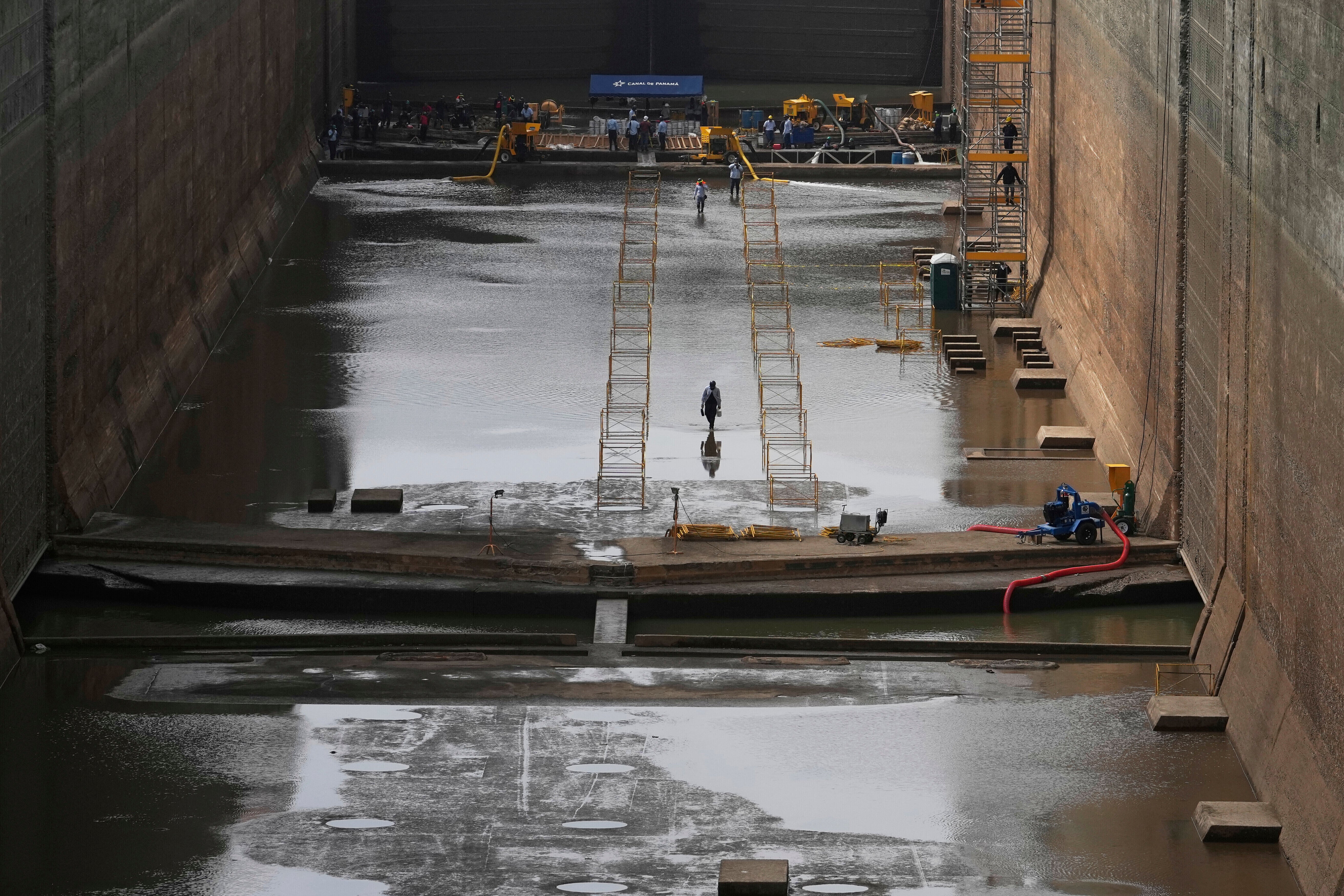 Cinco días sin agua: el histórico Canal de Panamá vacía una de sus esclusas para mantenimiento