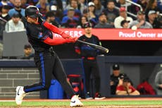 Clement y Barger conectan jonrones; Azulejos ganan 11-7 a Atléticos y superan marca de .500.