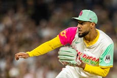 Suárez logra ponche clave y Padres vencen a Piratas por 10ma vez consecutiva