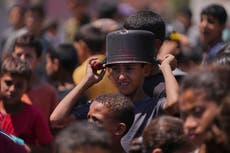 Palestinos hambrientos en Gaza bloquean paso y descargan decenas de camiones de alimentos de la ONU