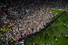 La policía contiene a hinchas del PSG que intentan invadir la cancha tras coronación en Champions.