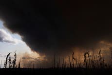 Incendios forestales en el centro de Canadá obligan a más evacuaciones y apertura de refugios