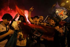 Eufóricos, hinchas en París celebran 1er título del PSG en la Champions, con la policía en alerta