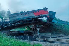 Explosiones derrumbaron dos puentes en el oeste de Rusia. Hay siete muertos