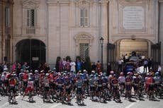 El papa León XIV bendice a los ciclistas del Giro antes de la etapa final