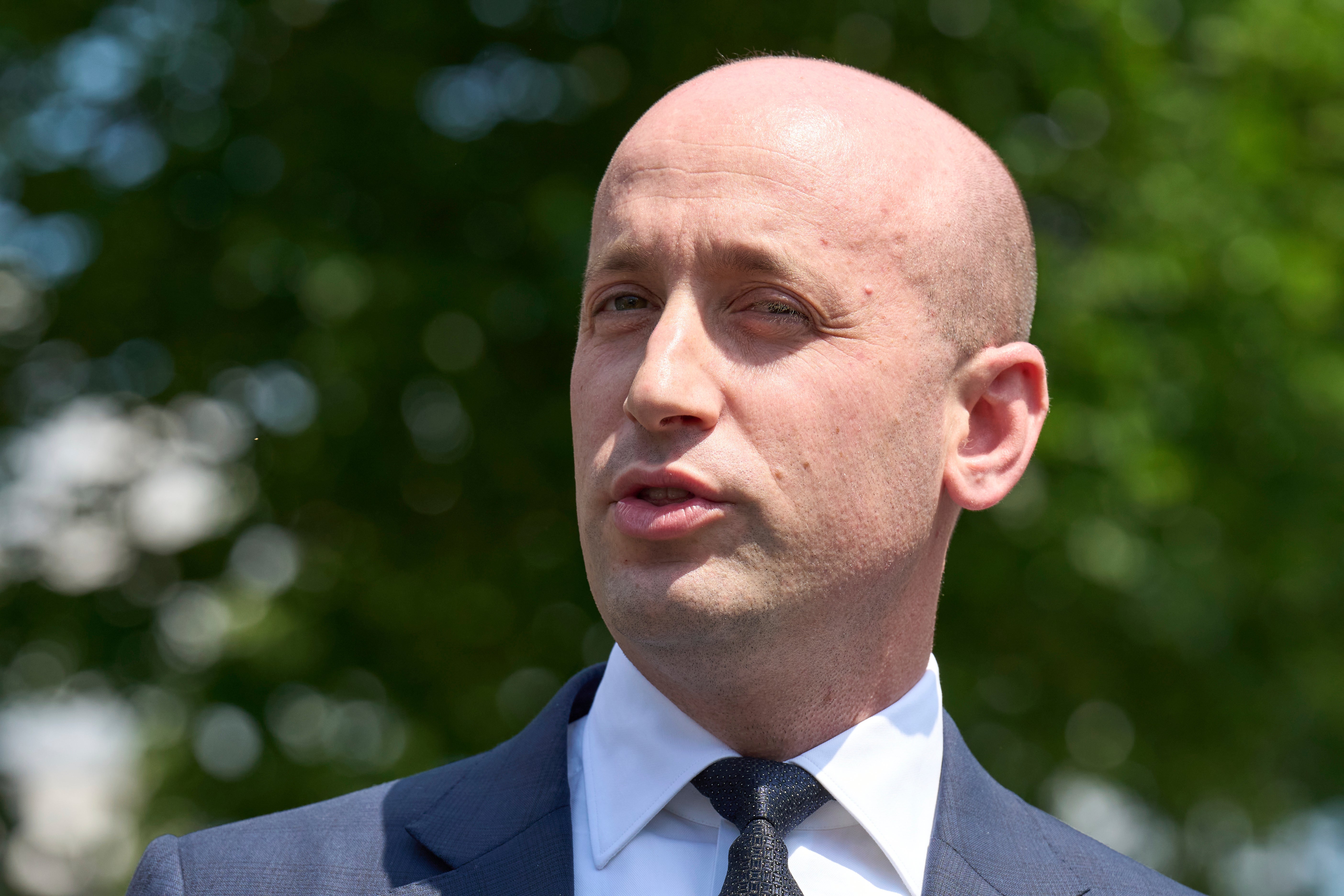 Según NBC News, Miller reprendió al personal y amenazó con despedir a los jefes de las oficinas de campo del ICE que aparecen en el 10 % con menos detenciones mensuales