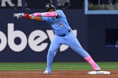 Barger dispara jonrón en la 8va y Azulejos remontan 8-4 ante Atléticos completar barrida