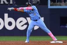 Barger dispara jonrón en la 8va y Azulejos remontan 8-4 ante Atléticos completar barrida