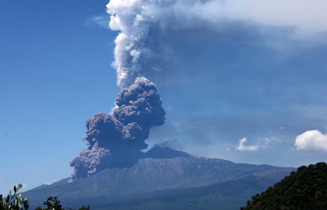<p>El Etna ruge otra vez</p>