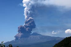 ¿Con qué frecuencia entra en actividad el volcán Etna de Italia?