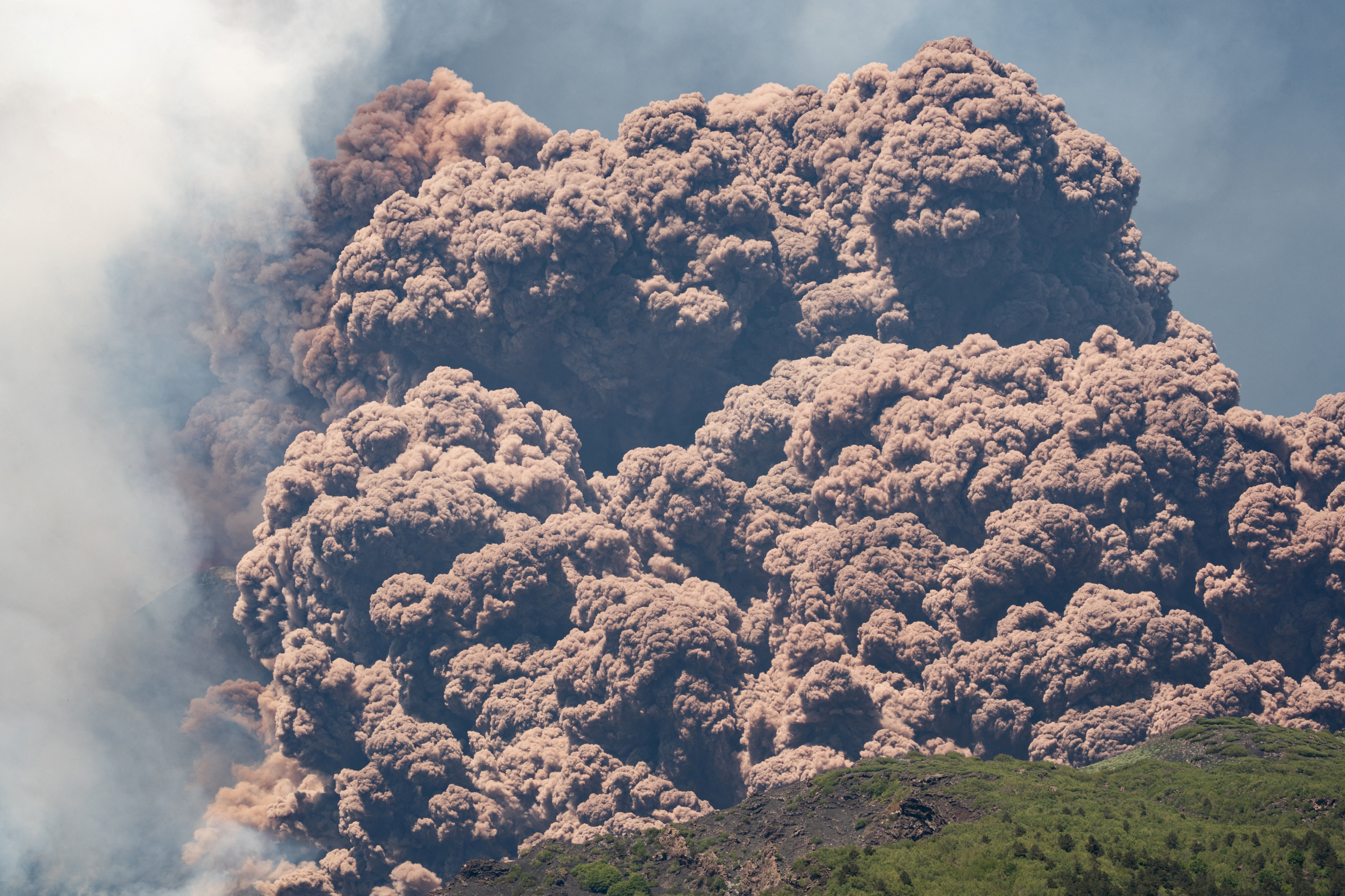 Ceniza y vapor emergen del volcán Etna en plena actividad