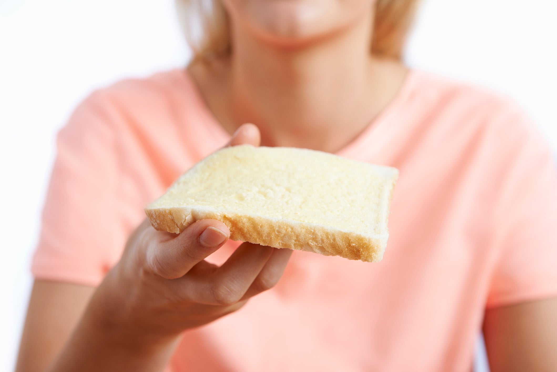 El consumo de pan blanco y otros alimentos inflamatorios puede influir en la supervivencia tras un cáncer de colon en etapa III, afirmaron investigadoras esta semana. Aseguran que una dieta antiinflamatoria podría prolongar la supervivencia general después del tratamiento
