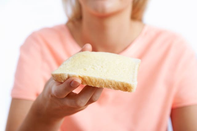 <p>El consumo de pan blanco y otros alimentos inflamatorios puede influir en la supervivencia tras un cáncer de colon en etapa III, afirmaron investigadoras esta semana. Aseguran que una dieta antiinflamatoria podría prolongar la supervivencia general después del tratamiento </p>