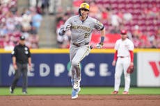 Jonrón de Christian Yelich impulsa a Cerveceros a su octava victoria al hilo al vencer 3-2 a Rojos
