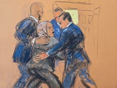 Expulsan a una seguidora de Diddy del tribunal tras gritar insultos