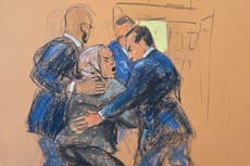 Expulsan a una seguidora de Diddy del tribunal tras gritar insultos