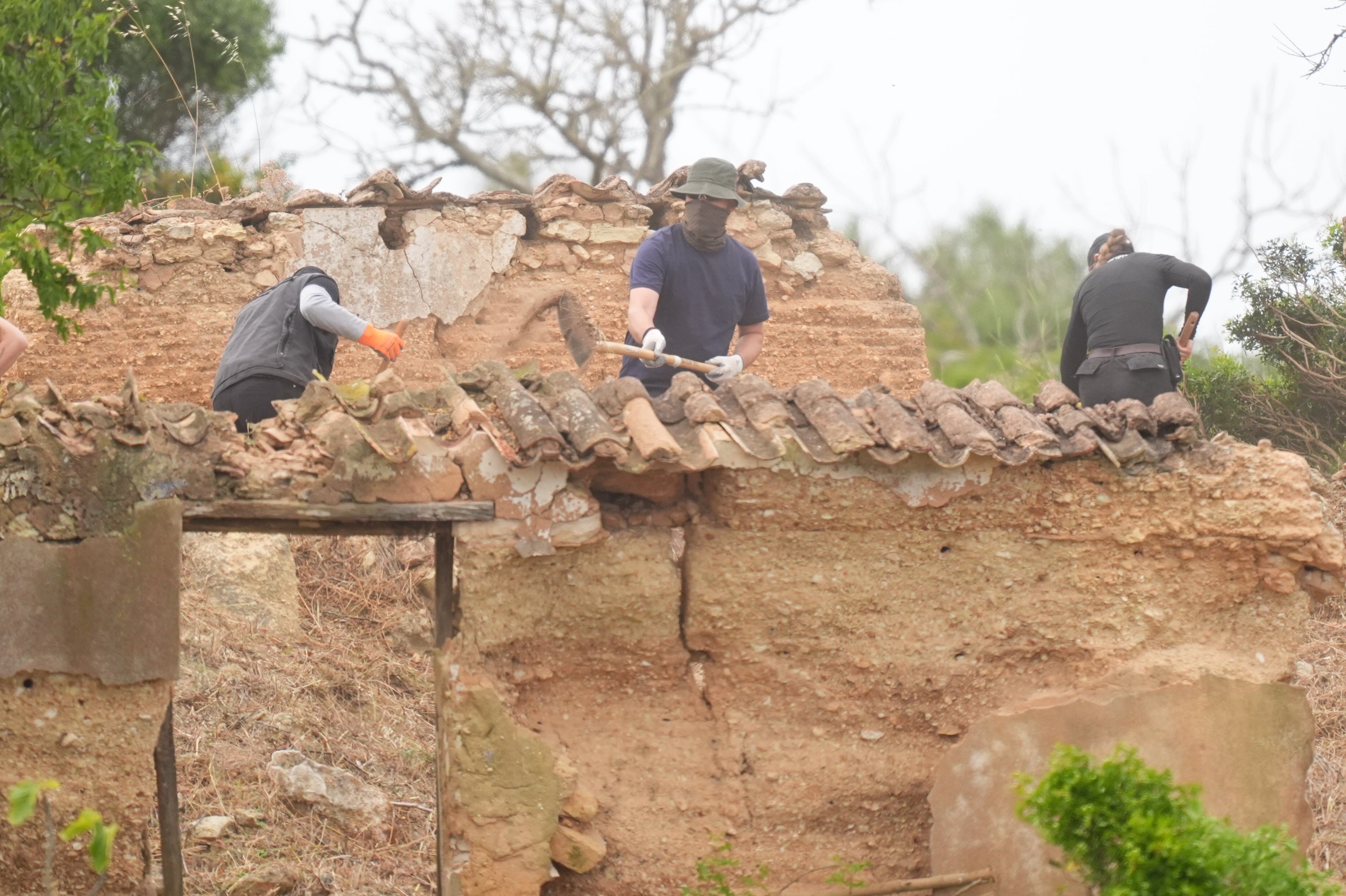Los equipos de búsqueda excavan en la propiedad abandonada, con la esperanza de encontrar pistas sobre la desaparición de Madeleine