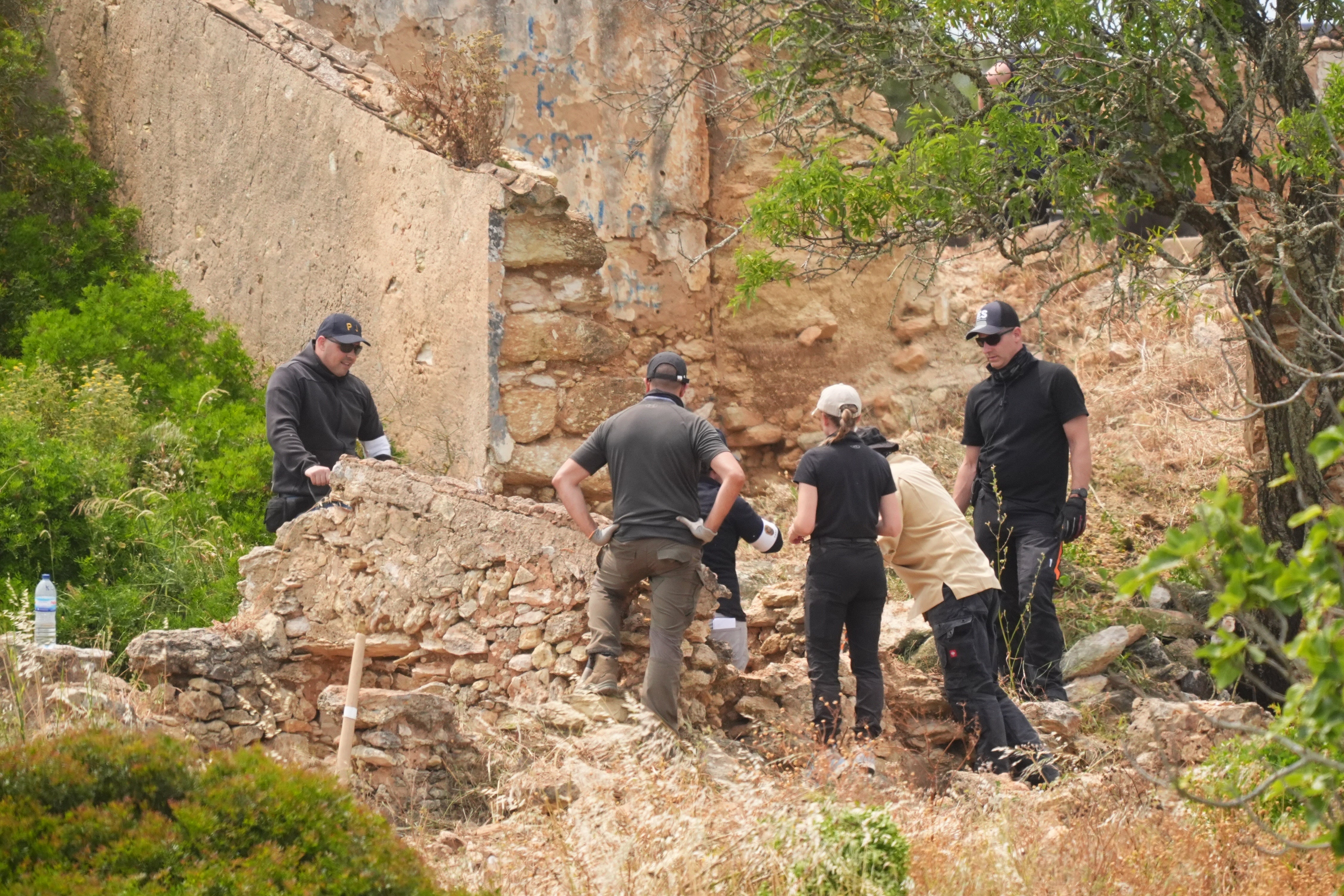 Los equipos de búsqueda registran una propiedad abandonada y en ruinas al oeste de Praia De Luz, Portugal