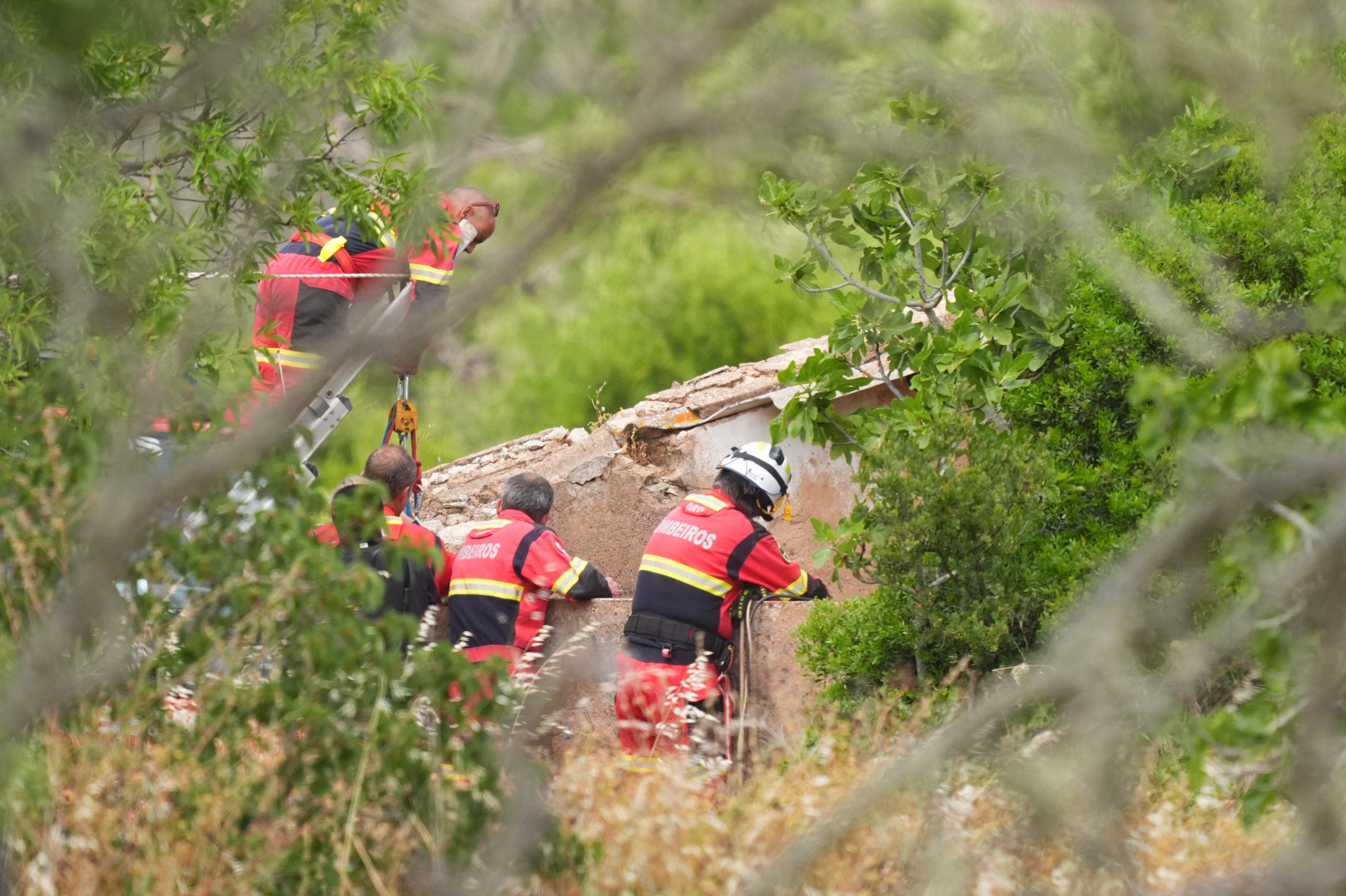 Bomberos y equipos de búsqueda revisan un pozo durante la búsqueda del martes