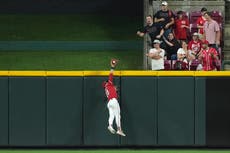 Friedl roba jonrón y Rojos remontan 4-2 para romper la racha 8 triunfos de Cerveceros