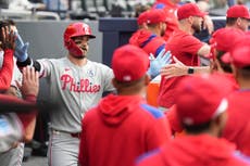 Harper conecta jonrón en su regreso, Turner añade 2 y Filis vencen 8-3 a Azulejos