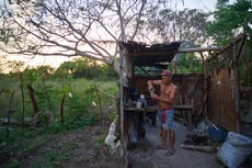 La falta de luz y gas desordena la vida cotidiana de los cubanos y los obliga a usar el ingenio