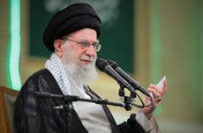 El líder supremo de Irán critica propuesta de EEUU, pero no descarta un acuerdo nuclear