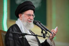 El líder supremo de Irán critica propuesta de EEUU, pero no descarta un acuerdo nuclear