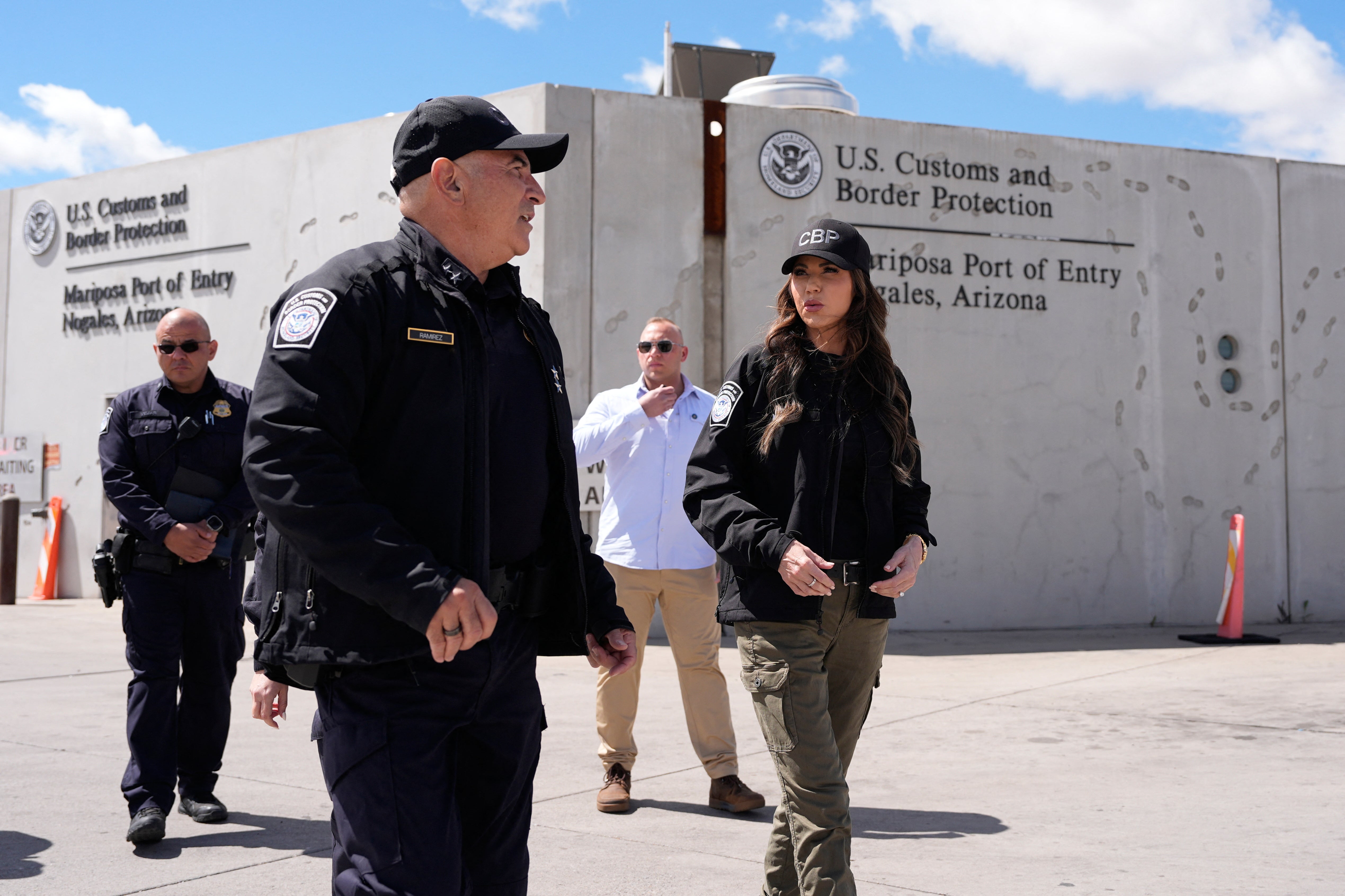 Según un informe, la “Operation at Large” solicita 3.000 agentes del ICE, 2.000 empleados del Departamento de Justicia, incluidos efectivos del FBI y de la DEA, además de 500 funcionarios de Aduanas y Protección Fronteriza, y 250 del Servicio de Impuestos Internos (IRS). La iniciativa se definió después de una reunión tensa con Stephen Miller, jefe adjunto de gabinete de la Casa Blanca, que tuvo lugar el mes pasado
