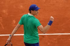 Jannik Sinner gana su 19no partido consecutivo de Grand Slam y está en semis de Roland Garros