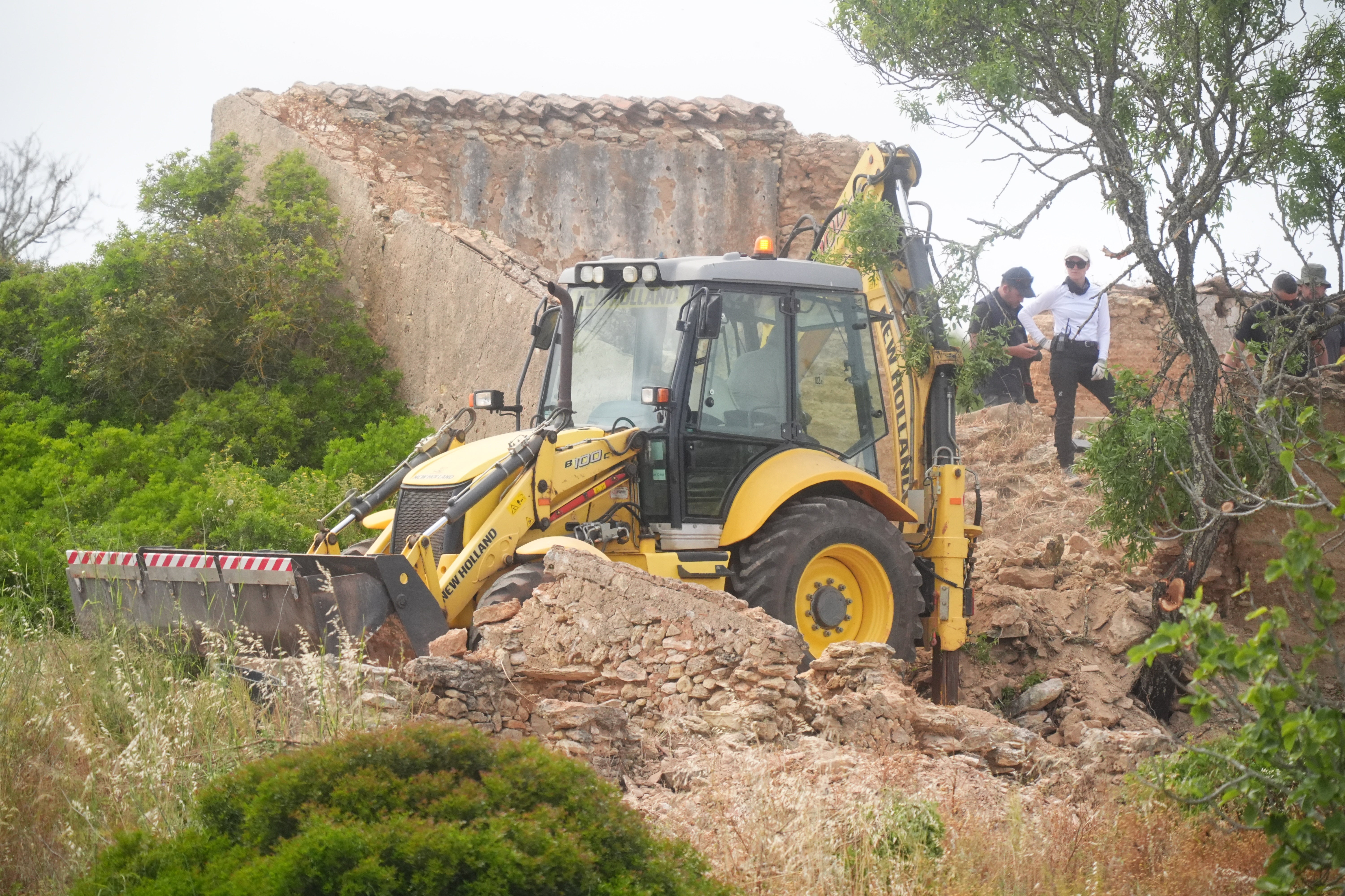 Equipos de búsqueda utilizan una excavadora junto a una propiedad en ruinas y abandonada cerca de Praia De Luz, Portugal, donde los agentes que investigan la desaparición de Madeleine McCann están llevando a cabo búsquedas