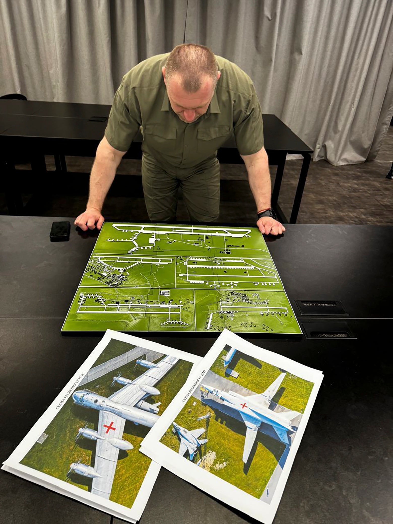 Vasyl Malyuk, jefe del servicio de seguridad de Ucrania, observa una imagen con el mapa de las posiciones estratégicas de la aviación rusa