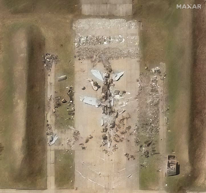 Imagen satelital, cedida por Maxar Technologies, donde se muestra un avión señuelo dañado en la base aérea de Belaya, ubicada en el distrito de Usolsky, en la región rusa de Irkutsk