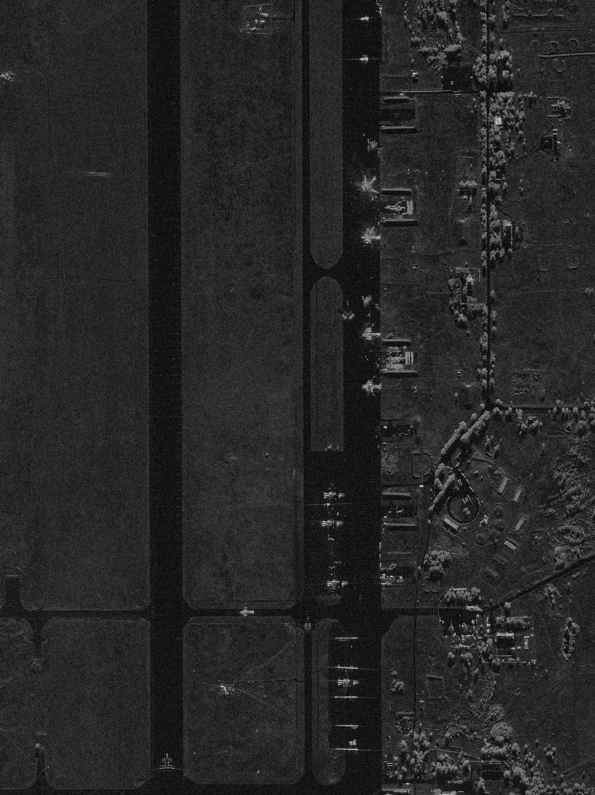 Imagen satelital donde se muestra un avión ruso averiado en Belaya luego de un ataque de Ucrania con drones