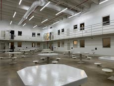 Juez impide que operador de cárcel privada albergue a inmigrantes en Kansas City
