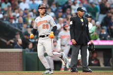 Jonrón de Rutschman y triple de 2 carreras de Kjerstad llevan a Orioles a vencer 3-2 a Marineros