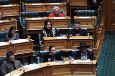 El parlamento de Nueva Zelanda suspende a tres legisladores por realizar una haka maorí