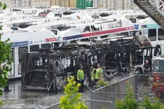 Incendio desata densa columna de humo negro en estacionamiento de autobuses en Filadelfia