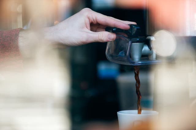 <p>Puede que otra taza de café parezca la inyección extra de energía que necesitamos. Sin embargo, los cardiólogos desaconsejan este hábito de media mañana</p>