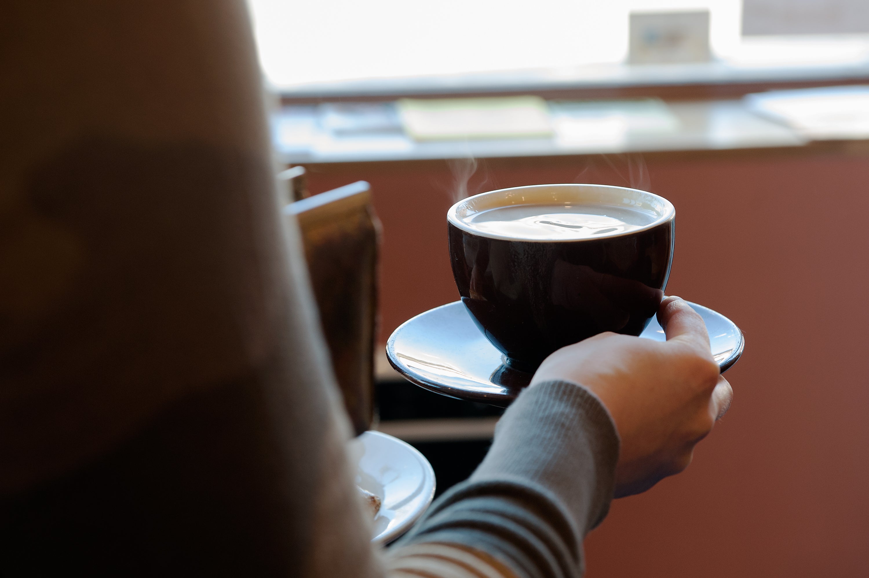 La Administración de Alimentos y Medicamentos de EE.UU. recomienda no superar los 400 miligramos de cafeína al día en personas adultas. No obstante, cada uno responde a la cafeína de forma diferente