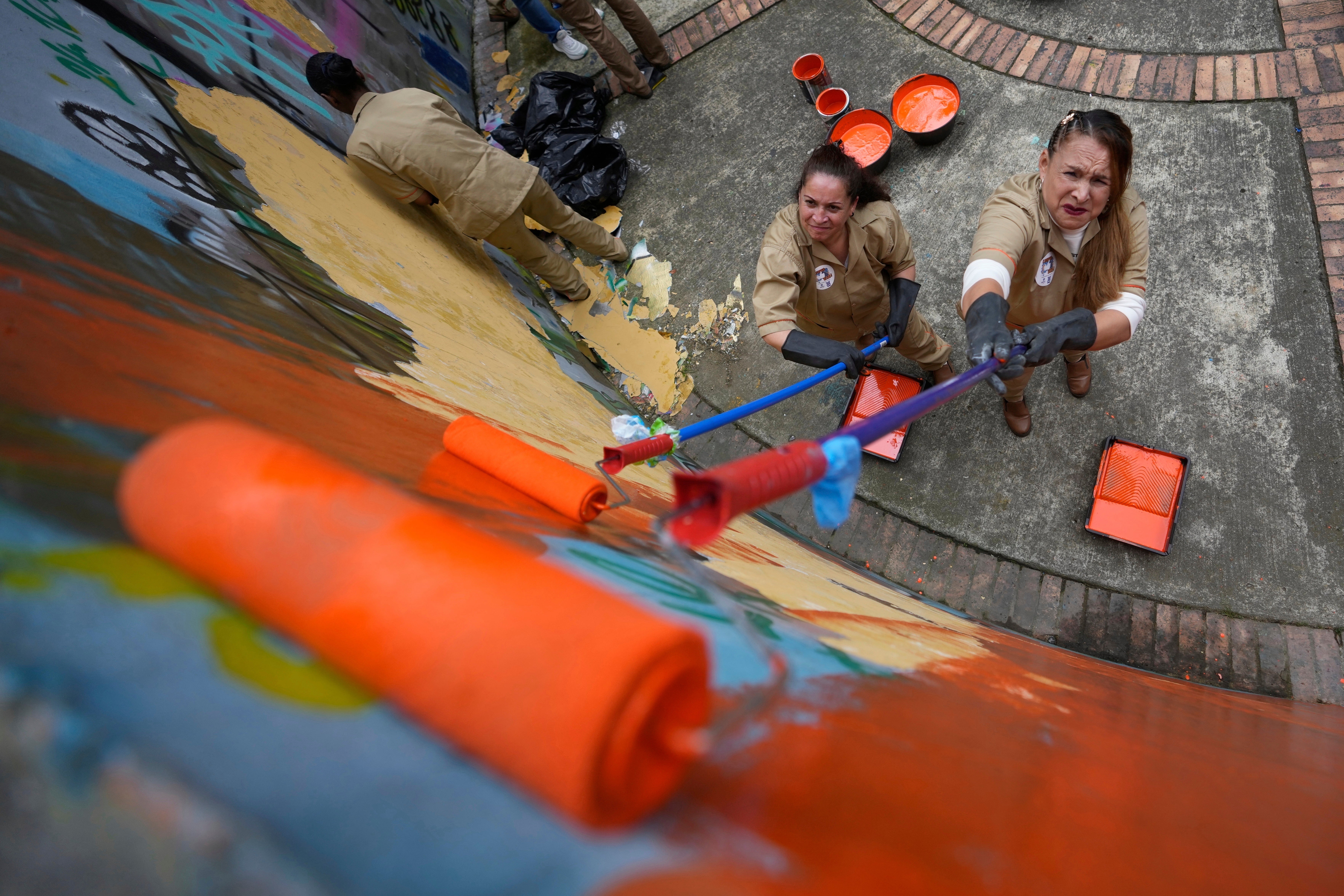 Rebajar su condena limpiando parques, una opción que se abre para los reclusos en Colombia