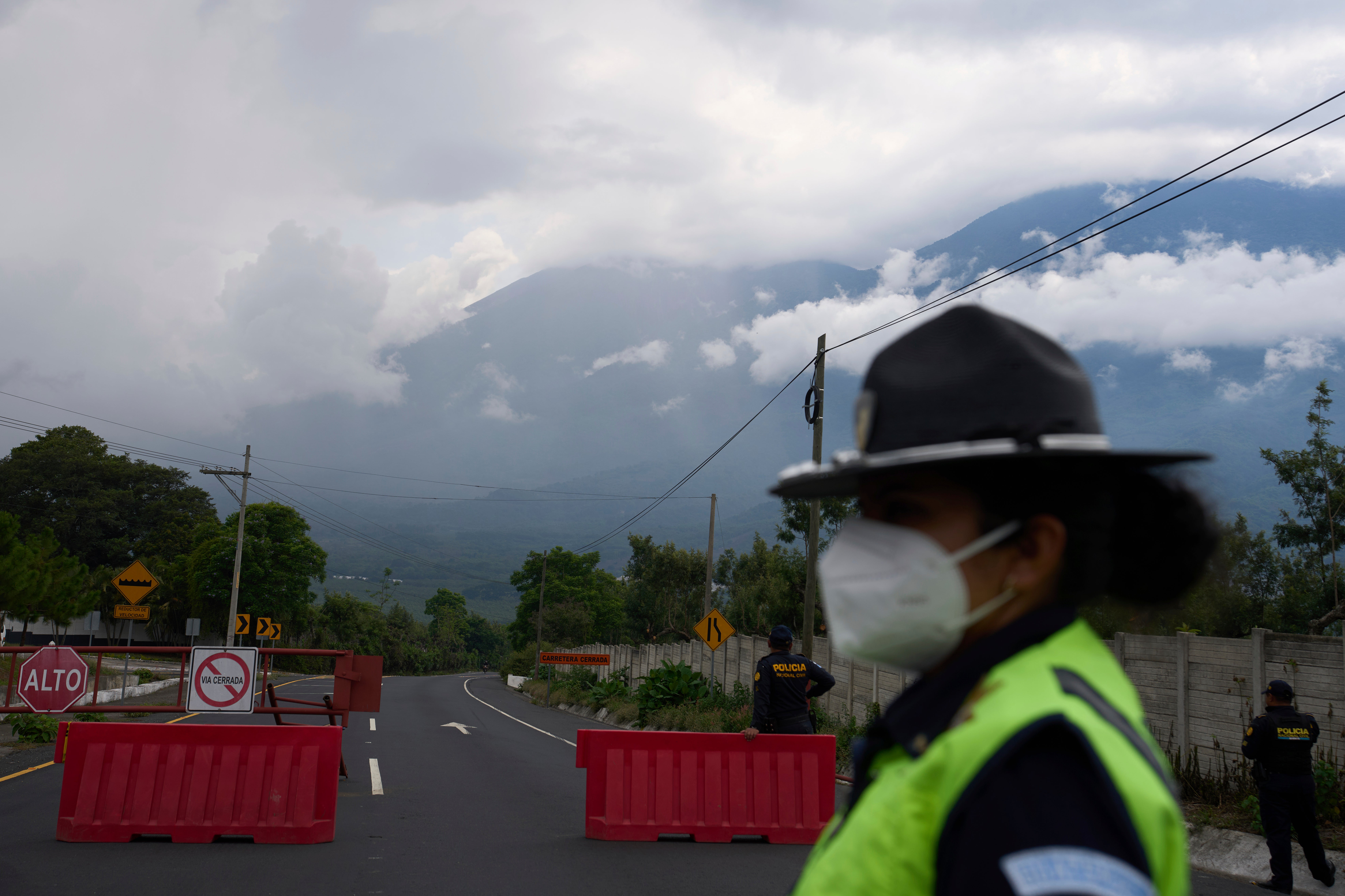 Una nueva erupción del volcán de Fuego en Guatemala provoca evacuaciones y cierres de carretera